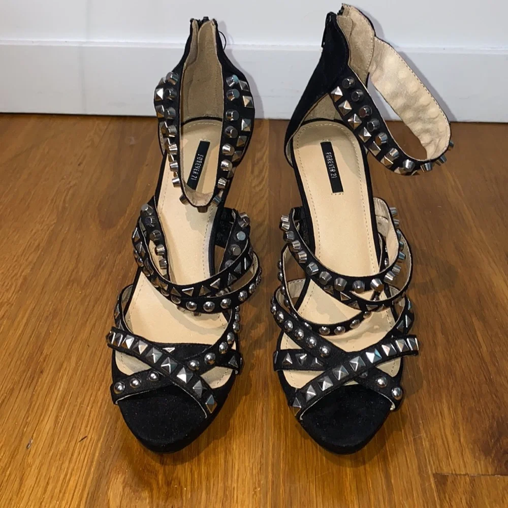 Forever 21 Black Suede Silver Studded Platform Ankle Strap Heel Size 10 - Picture 4 of 8